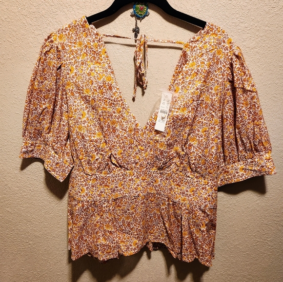 Puff-sleeve V-neck top in scattered blooms - Picture 3 of 6